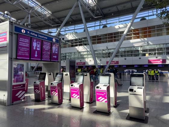 Germany, Europe, airport, Düsseldorf, Eurowings, check-in machines, self-service, digitalization, air traffic, boarding, departure area, modern terminal architecture, passenger handling, travel, airport staff, security check, infrastructure, airline Copyright: xJOERANxSTEINSIEKx