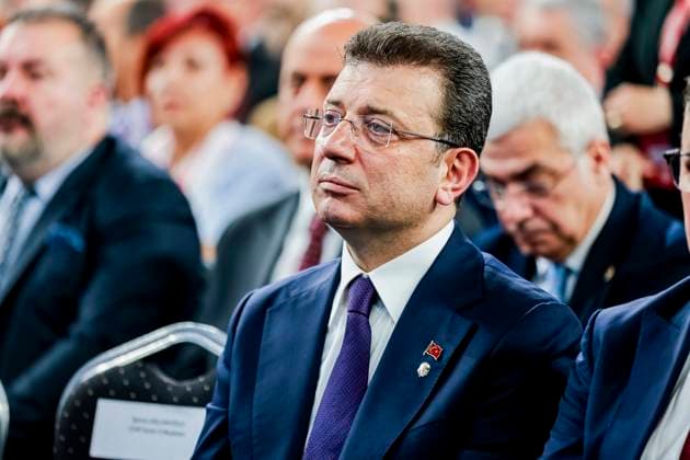 Turkey CHP Rally Ekrem Ä°mamoglu Istanbul Mayor Ekrem Imamoglu listens during a rally in Izmir, Turkey, on March 8, 2025. The event is part of his campaign efforts ahead of the CHP primary election on March 23. Izmir Izmir Province Turkey Copyright: xBerkcanxZenginx