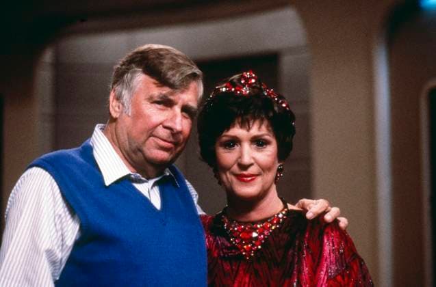 STAR TREK: THE NEXT GENERATION, from left: Gene Roddenberry, wife Majel Barrett, on set, (Season 1), 1987-1994. ph: Paramount Television courtesy Everett CollectionTSDSTTR PT136 PUBLICATIONXNOTxINxCANxCHNxFRAxITAxJPNxNORxPOLxRUSxESPxUKxUSA Copyright: xx TSDSTTR PT136 TSDSTTR_PT136_H