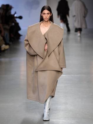 PFW - Niccolo Pasqualetti Runway A model walks the runway during the Niccolo Pasqualetti Womenswear Fall Winter 2025-2026 show as part of Paris Fashion Week at Palais De Tokyo on March 09, 2025 in Paris, France. Photo by Alain-gil Gonzalez ABACAPRESS.COM Paris France  Copyright: xGonzalezxAlain-Gil ABACAx