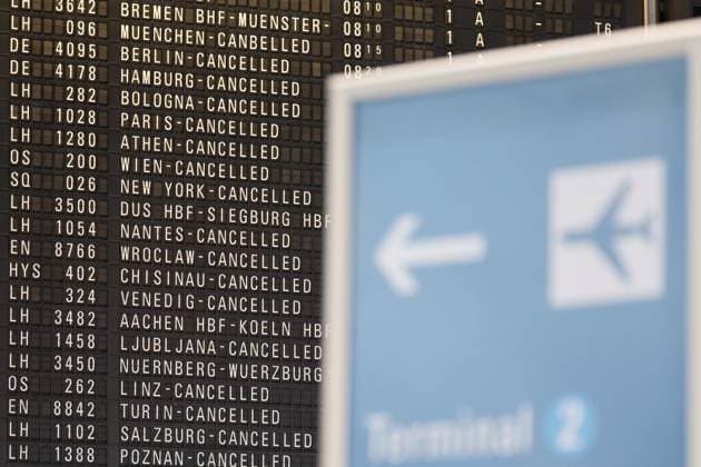 Frankfurt, Airport, 10 03 2025, warning strike of the trade union Verdi at Frankfurt Airport display board in the counter hall the departures are canceled Frankfurt Airport Hessen Germany