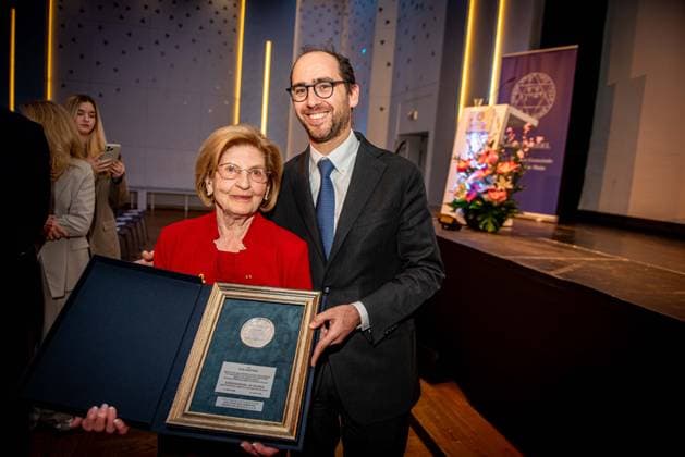 11 03 2025 xesx Frankfurt am Main, Holocaust survivor and contemporary witness Eva Szepesi was awarded the highest honor of the Jewish community of Frankfurt on Monday - the silver seal of honor Picture shows Eva Szepesi with the chairman of the board of the Jewish community Benjamin Graumann ES