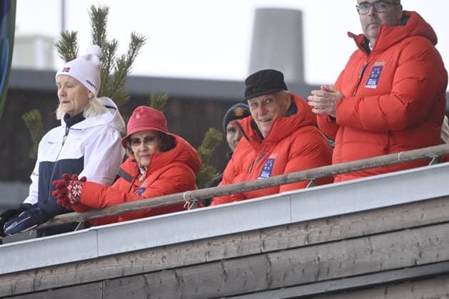 TRONDHEIM, NORWAY 20250302 Norways King Harald and Queen Sonja in the stands during the womens 20 km skiathlon at the 2025 World Ski Championships in Trondheim TRONDHEIM NORWAY x10080x  Copyright: xFredrikxSandberg TTx SKID-VM 2025 SKIATHLON DAM safkAYQ63eg