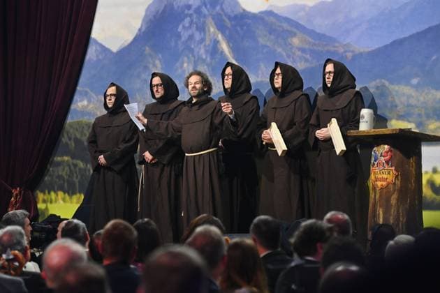 Lenten preacher Maxi SCHAFROTH with the Moenchen Salvator Starkbier Probe 2025 at the Nockherberg in Munich on 12 03 2025