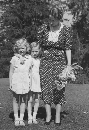 Prinzessin Astrid von Norwegen ist tot Märtha von Norwegen, 1901 1954, schwedische Prinzessin und Kronprinzessin von Norwegen, 1929 verheiratet mit Kronprinz Olav, dem späteren König Olav V. von Norwegen. Hier mit ihren Töchtern Ragnhild und Astrid an einem Sommertag im Jahr 1935 Märtha of Norway, 1901-1954, Swedish princess and Crown Princess of Norway, married in 1929 to Crown Prince Olav later King Olav V of Norway. Here with her daughters Ragnhild and Astrid on a summer day in 1935 Copyright: imageBROKER Sjoberg ibljsj12891846.jpg