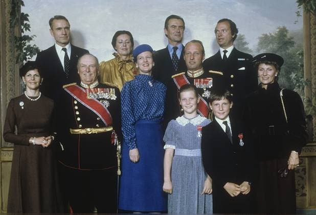 Skandinavische Könige auf einem Gruppenbild. Vordere Reihe: Königin Silvia von Schweden, König Olav von Norwegen, Königin Margrethe von Dänemark, Prinz Harald von Norwegen, Sonja von Norwegen mit ihren Kindern Märtha Louise und Haakon Magnus. Hintere Reihe: König von Schweden ganz rechts Scandinavian royaly in a group picture. Front row: Queen Silvia of Sweden, King Olav of Norway, Queen Margrethe of Denmark, Prince Harald of Norwary, Sonja of Norway with her children Märtha Louise and Haakon Magnus. Back row King of Sweden far right Copyright: imageBROKER Sjoberg ibljsj12892510.jpg