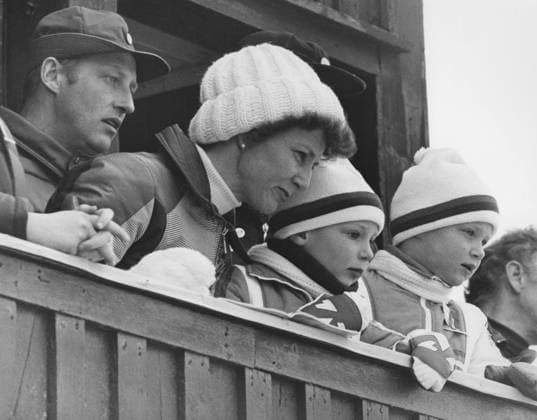König Harald von Norwegen. Abgebildet als Kronprinz mit seiner Frau Sonja 1978 zusammen mit ihren Kindern Haakon Magnus und Märtha Louise King Harald of Norway. Pictured when being crown prince with his wife Sonja 1978 together with their children Haakon Magnus and Märtha Louise Copyright: imageBROKER Sjoberg ibljsj12889357.jpg