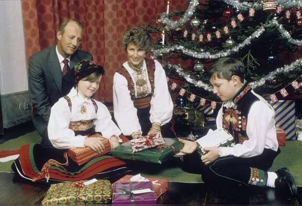 Die norwegische Königsfamilie zu Weihnachten in den 1980er Jahren. Prinz Harald von Norwegen, Sonja von Norwegen mit ihren Kindern Märtha Louise und Haakon Magnus Norwegian royal family at christmas in the 1980s. Prince Harald of Norway, Sonja of Norway with her children Märtha Louise and Haakon Magnus Copyright: imageBROKER Sjoberg ibljsj12892509.jpg