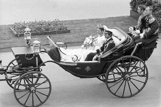 Hochzeit von Carl XVI. Gustaf und Silvia Sommerlath. Carl XVI. Gustaf, König von Schweden. Geboren am 30. April 1946. Die Hochzeit am 19. Juni 1976 in Stockholm. Königin Silvia in ihrem Hochzeitskleid mit König Carl XVI Gustaf Wedding of Carl XVI Gustaf and Silvia Sommerlath. Carl XVI Gustaf, King of Sweden. Born 30 april 1946. The wedding 19 june 1976 in Stockholm. Queen Silvia in her wedding dress with king Carl XVI Gustaf Copyright: imageBROKER Sjoberg ibljsj12891659.jpg