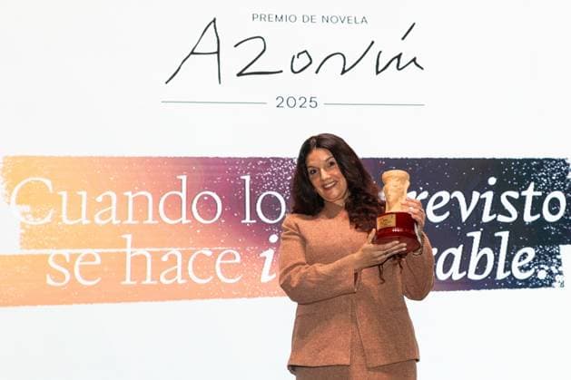 Bilder des Jahres 2025, Entertainment 03 März Entertainment Themen der Woche KW11 Entertainment Bilder des Tages Schriftstellerin Rosario Raro erhält Azorin-Preis in Alicante The writer Rosario Raro has been awarded with the Azorín Novel Prize 2025 with her work La novia de la paz , in the Auditorio de la Diputación de Alicante, on March 13, 2025, in Alicante, Comunidad Valenciana Spain The 32nd edition of the award, promoted by the Diputación de Alicante and Grupo Planeta, is held under the slogan Cuando lo imprevisto se hace imborrable (When the unforeseen becomes indelible), With a prize of 45,000 euros 643 manuscripts have been submitted to the contest, from both Spain and abroad, which is a record compared to the 134 of the previous year, since for the first time the reception of originals in digital format has been admitted Of the ten finalists, four have specified authorship and six are under pseudonym 1 Copyright: xJoaquinxReinax 6578043