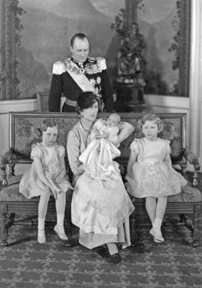 Prinzessin Astrid von Norwegen ist tot Kronprinzessin Märtha von Norwegen. 1901 1954. Tochter des schwedischen Prinzen Carl. Hier mit ihrem Sohn und zukünftigen König von Norwegen, Kronprinz Harald, auf ihrem Schoß und den Töchtern Ragnhild und Astrid. Prinz Harald wurde am 21. Februar 1937 geboren. Stehender Kronprinz Olav V Crown Princess Märtha of Norway. 1901-1954. Daughter of swedish Prince Carl. Pictured here with her son and future king of Norway Crown Prince Harald in her lap with daughters Ragnhild and Astrid. Prince Harald was born on february 21 1937. Standing crown prince Olav V Copyright: imageBROKER Sjoberg ibljsj12896537.jpg