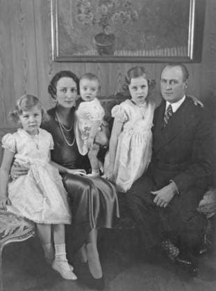 Prinzessin Astrid von Norwegen ist tot Kronprinzessin Märtha von Norwegen. 1901 1954. Tochter des schwedischen Prinzen Carl. Hier mit ihrem Sohn und zukünftigen König von Norwegen, Kronprinz Harald, auf ihrem Schoß und den Töchtern Ragnhild und Astrid. Prinz Harald wurde am 21. Februar 1937 geboren. Rechts der damalige Kronprinz Olav V Crown Princess Märtha of Norway. 1901-1954. Daughter of swedish Prince Carl. Pictured here with her son and future king of Norway Crown Prince Harald in her lap with daughters Ragnhild and Astrid. Prince Harald was born on february 21 1937. On the right then being crown prince Olav V Copyright: imageBROKER Sjoberg ibljsj12896539.jpg