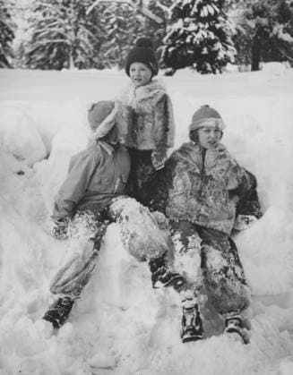 Prinzessin Astrid von Norwegen ist tot Kronprinz Harald von Norwegen (Mitte) mit seinen Schwestern Astrid und Ragnhild an einem verschneiten Wintertag in den frühen 1940er Jahren Crown Prince Harald of Norway in the middle with his sisters Astrid and Ragnhild on a snowy winter day in the early 1940s Copyright: imageBROKER Sjoberg ibljsj12896566.jpg