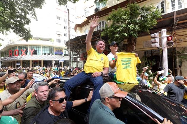 Bilder des Jahres 2025, News 03 März News Themen der Woche KW11 March 16, 2025, Rio De Janeiro, Rio De Janeiro, Brazil: Former President of Brazil JAIR BOLSONARO waves to supporters in a motorcade after speaking on the sands of Copacabana Beach in Rio de Janeiro for a protest aimed at pressuring the National Congress to approve a controversial bill granting amnesty to those jailed for their involvement in the January 8, 2023, attacks in Brazilia. The rally comes just nine days before Brazilâ€⠢s Supreme Court scheduled a crucial March 25 hearing where a five-justice panel will decide if former President Jair Bolsonaro faces trial for alleged coup plotting. Last month, Bolsonaro was formally charged for his role in a failed plot to block his left-wing successor, Luiz Ino¡cio Lula da Silva, from tak - ZUMAk251 20250316_znp_k251_001 Copyright: xBobxKarpx