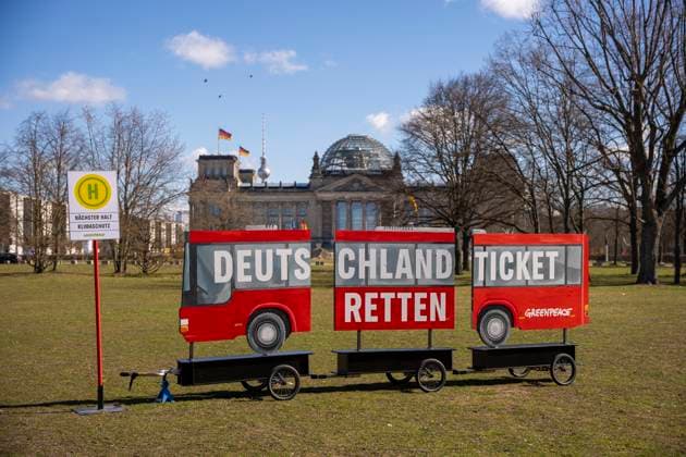 Greenpeace action on the Germany ticket in front of the Reichstag building Berlin, 17 03 2025 Berlin Germany Copyright: xTiloxStraussx