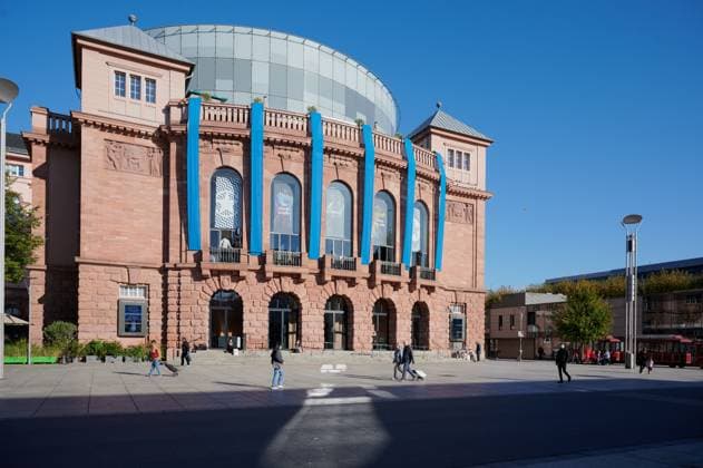 People go before the Mainz State Theatre walk and enjoy a clear and bright Day 1103503811