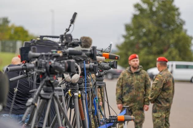 Germany, Europe, Bundeswehr, soldiers, press conference, media, camera teams, security policy, defense, military, freedom of the press, journalism, security, NATO, Bundeswehr uniform, troop information Copyright: xJOERANxSTEINSIEKx
