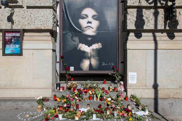AnNa R , memorial at the Theater des Westens, Berlin, 19 03 2025 After the sudden death of Rosenstolz singer AnNa R, real name Andrea Neuenhofen, fans and companions lay flowers, letters and candles at the Theater des Westens, Berlin, 19 03 2025 Berlin Theater des Westens Copyright: xBenxKriemannx