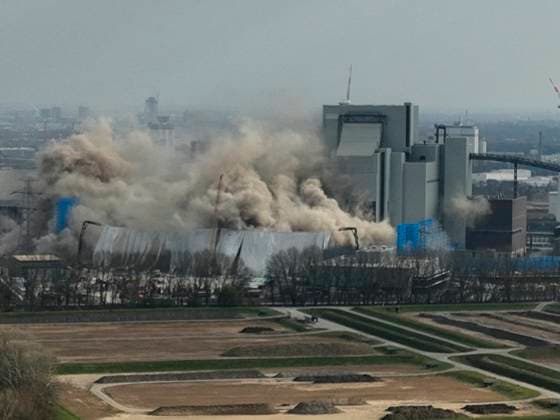 The blasting of the two boiler houses of the Moorburg coal-fired power plant was only partially successful The second boiler house could not be blown up for unknown reasons and remained standing Hamburg 23 03 2025 Pictures of the first blasting from the ground and drone pictures taken from the unrestricted area Hamburg Germany