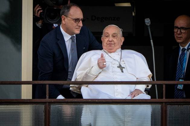 Bilder des Jahres 2025, News 03 März March 23, 2025, Rome, Italy: Pope Francis appears at the Agostino Gemelli Polyclinic window in Rome where he was hospitalized since February 14. Rome Italy - ZUMAs197 20250323_aab_s197_051 Copyright: xStefanoxCostantinox