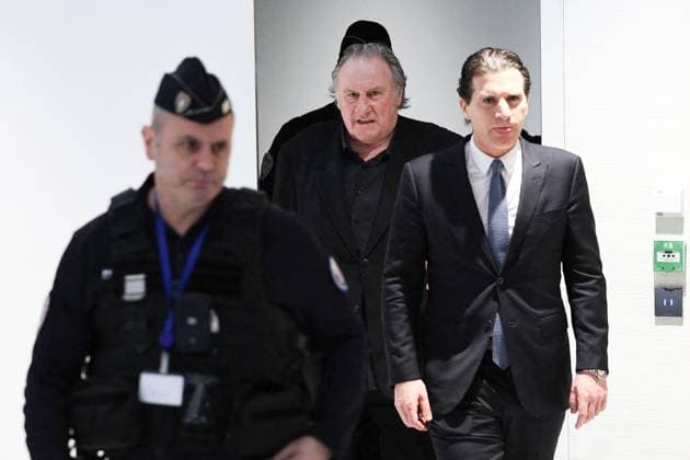 Bilder des Jahres 2025, Entertainment 03 März Entertainment Themen der Woche KW13 RECORD DATE NOT STATED Gerard Depardieu Trial For Sexual Assault - Paris French actor Gerard Depardieu flanked by his lawyer Jeremie Assous attend the opening of the trial of French actor Gerard Depardieu, in which he is accused of sexually abusing two women during a film shoot in 2021, at the Paris criminal court in the Tribunal de Paris courthouse, on March 24, 2025. Gerard Depardieu, 76, who has made more than 200 films and television series, has been accused of improper behaviour by around 20 women but this is the first case to come to trial. The two plaintiffs -- Amelie, 54, a set dresser, and Sarah (name changed), 34, an assistant director -- allege sexual assault during the filming in 2021 of Les Volets Verts ( The Green Shutters ) by director Jean Becke Copyright: xLafarguexRaphael ABACAx