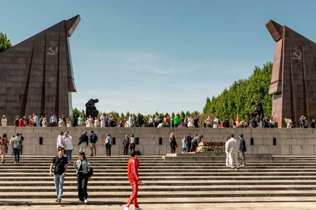 8 May Liberation Day Berlin 2024 Thousands of people visit the Soviet memorial in Treptower Park on 8 May 2024 to commemorate the end of the Second World War Copyright: xEVENTPRESSxJeremyxKnowlesx