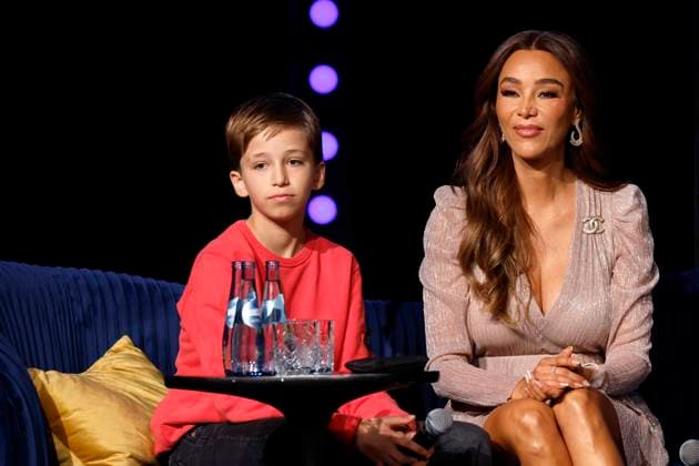 Presenter Verona Pooth with her younger son Rocco Pooth l as musical ambassador at the press event for the performance of the musical hit Mrs Doubtfire at the Capitol Theater in Düsseldorf The celebrated play will celebrate its exclusive German premiere in Düsseldorf on 06 November Düsseldorf, 24 03 2025 NRW Germany Copyright: xChristophxHardtx