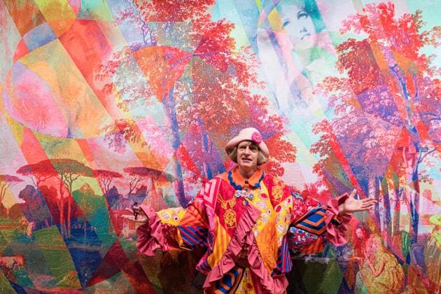 Bilder des Jahres 2025, Entertainment 03 März Entertainment Themen der Woche KW13 Grayson Perry: Delusions Of Grandeur Exhibition At The Wallace Collection In London LONDON, UNITED KINGDOM MARCH 25, 2025: Sir Grayson Perry poses with The Story Of My Life tapestry, one of his latest artworks displayed at the Wallace Collection as part of a landmark exhibition Grayson Perry: Delusions of Grandeur in London, United Kingdom on March 25, 2025. The largest contemporary exhibition ever held at the museum, Grayson Perry: Delusions of Grandeur (28 March 26 October 2025) will include ceramics, tapestries, furniture and collage, displayed alongside some of the Wallace Collection™s masterpieces which helped inspire and shape Perry™s vision for this major exhibition, which opens on the artist™s 65th birthday. Londo Copyright: xWIktorxSzymanowiczx originalFilename: szymanowicz-graysonp250325_npgbk.jpg