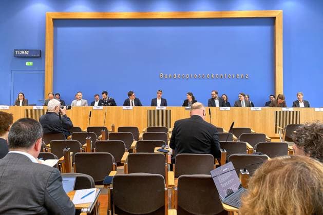 Berlin, Germany, 26 03 2025 Federal Press Conference Government Press Conference Government Press Conference L R including Sabine Grüneberg BMG , Annika Einhorn BMWK , Steffen Keller BMF , Mitko Müller BMVg , Christian Wagner AA , Steffen Hebestreit BPA , Jana Wolf BPK , Lars Harmsen BMI , Vincent Kirschner BMJ , Simone Prühl BMAS , Bastian Pauly BMDV Copyright: xdtsxNachrichtenagenturx dts_63250
