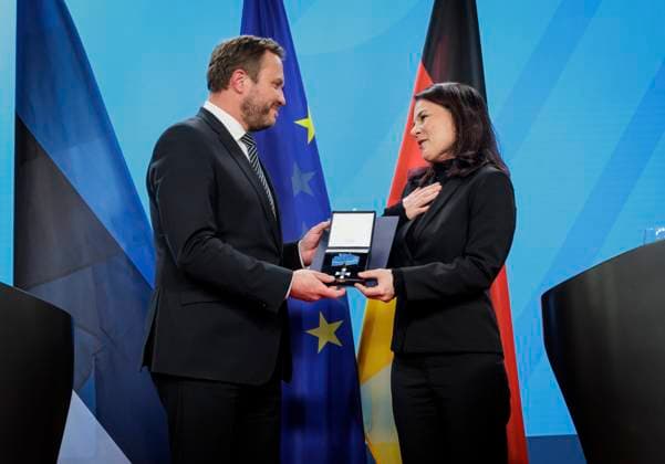 Annalena Baerbock Buendnis 90 Die Gruenen , Federal Foreign Minister, meets the Foreign Minister of Estonia, Margus Tsahkna, at the Foreign Office Here she receives a Cross of Merit of the Republic of Estonia Cross of Merit I Class Photographed on behalf of the Foreign Office Berlin Germany Copyright: xThomasxKoehler AAx