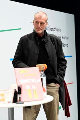 Robert Seethaler in conversation about the book Trotteln at the Deutschlandfunk Deutschlandradio stand in Hall 2 at the Leipzig Book Fair 2025 at the Leipzig Exhibition Center, 28 03 2025 Foto:xM.xWehnertx xFuturexImagex trotteln_5305