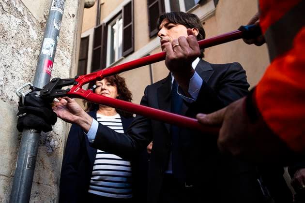 News Bilder des Tages Bilder des Jahres 2025, News 03 März March 31, 2025, Roma, ITALIA: The Councilor for Sport, Tourism, Fashion and Major Events of Rome Capital, Alessandro Onorato, with the Deputy Mayor of Barcellona, ??Laia Bonet Rull, during the inspection aimed at removing the keyboxes, the safety deposit boxes for keys of short-term rentals of apartments and bed & breakfasts (B&B), in the Fontana di Trevi area, Italy, Rome, 31 March 2025.ANSA ANGELO CARCONI Roma ITALIA - ZUMAa110 20250331_zaf_a110_007 Copyright: xAngeloxCarconix