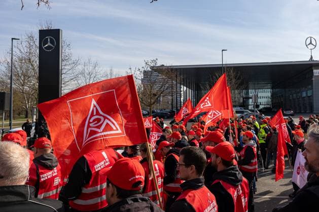 IG Metall warning strikes in the Bavarian automotive trade, Nuremberg, 02 04 2025 Employees of the Bavarian automotive trade take part in a warning strike organized by IG Metall In Nuremberg, a joint rally is held in front of the Mercedes Benz branch by employees of several car dealerships from Nuremberg and Fürth The reason is the falteri 20250402-6V2A6668-M4000