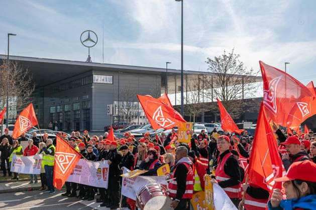 IG Metall warning strikes in the Bavarian automotive trade, Nuremberg, 02 04 2025 Employees of the Bavarian automotive trade take part in a warning strike organized by IG Metall In Nuremberg, a joint rally is held in front of the Mercedes Benz branch by employees of several car dealerships from Nuremberg and Fürth The reason is the falteri 20250402-6V2A6685-M4000