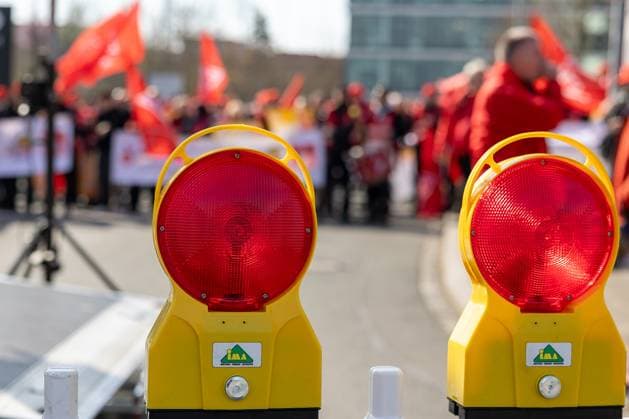 IG Metall warning strikes in the Bavarian automotive trade, Nuremberg, 02 04 2025 Employees of the Bavarian automotive trade take part in a warning strike organized by IG Metall In Nuremberg, a joint rally is held in front of the Mercedes Benz branch by employees of several car dealerships from Nuremberg and Fürth The reason is the falteri 20250402-6V2A6716-M4000