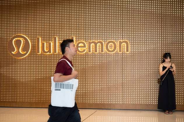 August 23, 2024, Hong Kong, China: Shoppers walk past the Canadian sportswear clothing band, Lululemon, store in Hong Kong. Hong Kong China - ZUMAs197 20240823_aaa_s197_356 Copyright: xSebastianxNgx