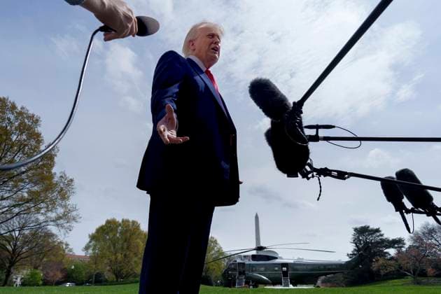 April 3, 2025, Washington, Dc, United States: U.S President Donald Trump speaks to the media during an impromptu press conference before departing aboard Marine One on the South Lawn of the White House, April 3, 2025 in Washington, D.C. The president is spending a three-day weekend at his Mar-a-Lago residence. Washington United States - ZUMAp138 20250403_zaa_p138_040 Copyright: xAbexMcnatt WhitexHousex