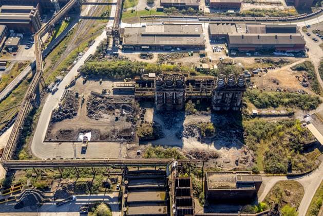 Aerial view, ArcelorMittal Hochfeld GmbH steel wire plant, dumping of red-hot material, Laar, Duisburg, Ruhr area, North Rhine-Westphalia, Germany ATTENTIONxMINDESTHONORARx60xEURO