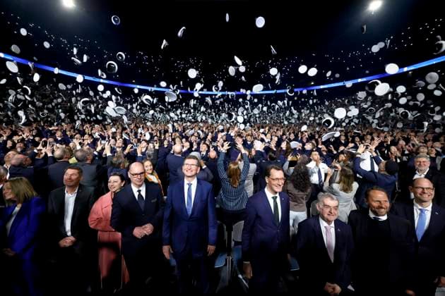 NRW Minister President Hendrik Wüst CDU , NRW Interior Minister Herbert Reul CDU and Leverkusens Lord Mayor Uwe Richrath SPD with prospective police officers throwing their caps at the NRW police swearing-in ceremony in the Lanxess Arena Around 3,000 trainee inspectors and trainee government inspectors took their Copyright: xChristophxHardtx