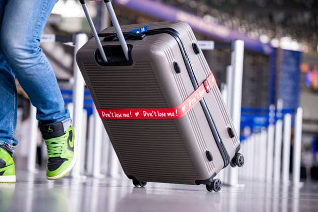 Vacations Summer, vacations, vacations Travelers walk through the terminal at Frankfurt Airport with their suitcases to their departures Frankfurt Airport Hesse Germany Copyright: xKirchner-Mediax