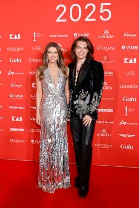 British actress Elizabeth Hurley Liz Hurley and her son actor Damian Hurley on the red carpet at the SPA Awards 2025 ceremony at the Steigenberger Grandhotel Spa Petersberg in Königswinter near Bonn Königswinter, 12 04 2025 NRW Germany Copyright: xChristophxHardtx