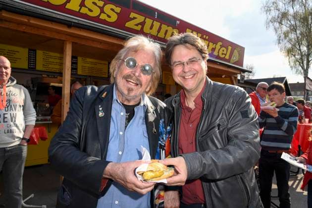 Frank Zander with son Marcus Zander present the real Zander in a bread roll the Backfischbroetchen a la Frank Zander from Monday 14 04 2025 Exclusive sale Zum Wuerfel Imbiss Berlin Reinickendorf Aril 2025 Frank Kurt Zander February 4, 1942 in Berlin is a German pop singer Berlin Germany