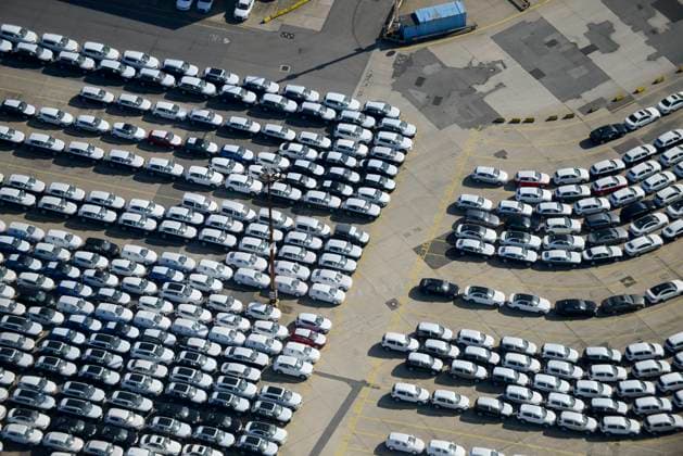 Deutschland Hamburg, Hafen, Autoexport am Oswaldkai, Volkswagen und Audi vor Verladung auf ein RoRo Schiff Hamburg Germany