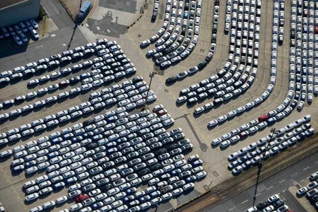 Deutschland Hamburg, Hafen, Autoexport am Oswaldkai, Volkswagen und Audi vor Verladung auf ein RoRo Schiff Hamburg Germany
