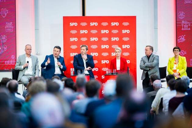 14 04 2025 Dialogue conference of the SPD party leadership in Hanover before the start of the SPD membership vote on the SPDs negotiated coalition agreement with the CDU and CSU In the picture L R Matthias Miersch Secretary General , Hubertus Heil Minister of La