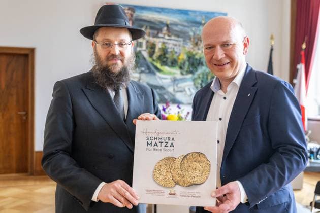 Kai Wegner, Governing Mayor of Berlin, Rabbi Yehuda Teichtal Greeting by the Chairman of the Board of the Jewish Community Chabad Berlin, Rabbi Yehuda Teichtal, at the beginning of the Passover festival on April 12 with the presentation of a Mazza Shemura , on April 15, 2025 in Berlin, Rotes Rathaus, Amtszimmer , Germany