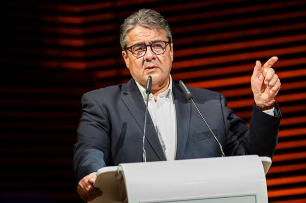 25 03 2025 Weimar Former Vice-Chancellor Sigmar Gabriel SPD speaks at the joint annual reception of the Erfurt Chamber of Industry and Commerce and the Erfurt Chamber of Crafts in the Weimarhalle Annual reception IHK HWK