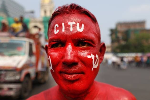 Bilder des Jahres 2025, News 04 April News Themen der Woche KW16 News Bilder des Tages Leftist People Attend A Protest Rally In Kolkata, India Thousands of workers, farmers, agricultural laborers, and slum dwellers attend a protest rally in Kolkata, India, on April 20, 2025. The rally is organized by Leftist mass organizations demanding improved labor rights, land reforms, and basic civic amenities. The West Bengal units of the Centre of Indian Trade Unions (CITU), All India Kisan Sabha (AIKS), All India Agricultural Workers Union (AIAWU), and Bustee Unnayan Samity, a collective representing slum dwellers, convene the rally. Carrying flags and chanting slogans, demonstrators march through the city demanding minimum wage protections, better working conditions, fair prices for agricultural produce, land rights for tillers, and Copyright: xRupakxDexChowdhurix originalFilename: chowdhuri-notitle250420_npoIc.jpg
