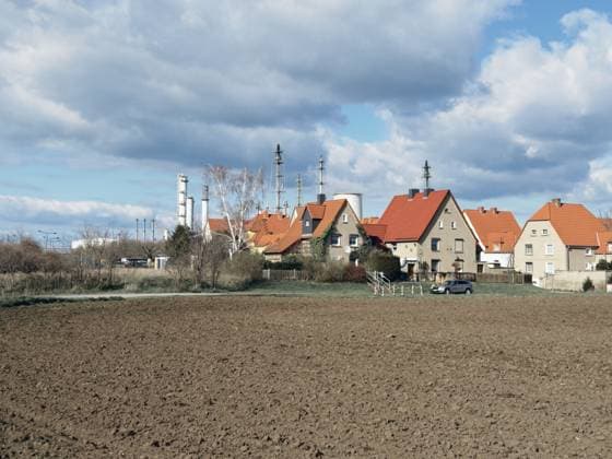 Residential buildings in the immediate vicinity of the Leuna chemical site, 01 04 2025 Leuna Sachsen Anhalt Germany