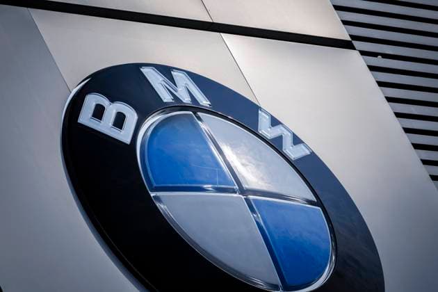 BMW logo on a car dealership in Berlin Berlin, 23 04 2025 Berlin Germany Copyright: xThomasxTrutschelx